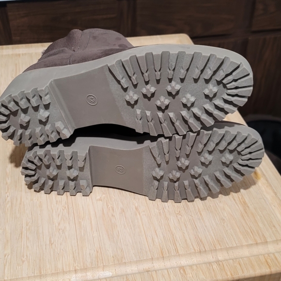 Boots - Picture 5 of 6